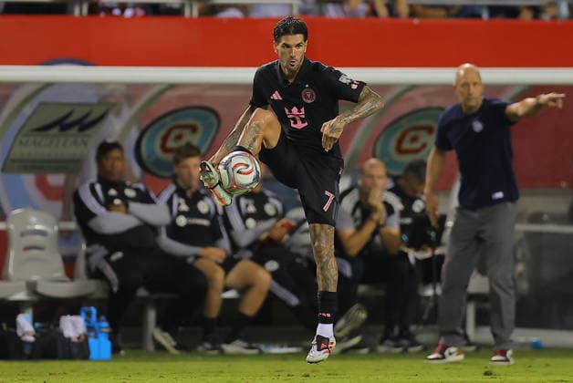 CHICAGO, IL - SEPTEMBER 09: Rodrigo De Paul 7 of Inter Miami CF controls the ball during the first half of a match against Chicago Fire FC on September 9, 2026 at Soldier Field in Chicago, Illinois. (Photo by Melissa Tamez Icon Sportswire) SOCCER: SEP 09 MLS, Fussball Herren, USA Chicago Fire FC vs Inter Miami CF EDITORIAL USE ONLY Icon260909105