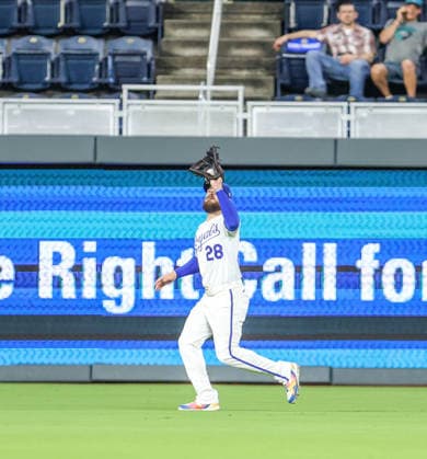 SEP 9, 2026: Kansas City Royals center fielder Kyle Isbel (28) catches a fly ball in the 3rd inning against the Diamondbacks at Kauffman Stadium Kansas City, MO. CSM Kansas City United States - ZUMAc04_ 20260909_zma_c04_113 Copyright: xRomanxPunox