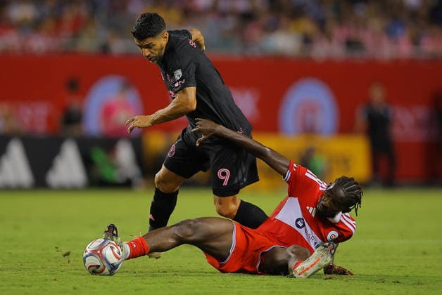 CHICAGO, IL - SEPTEMBER 09: Dje DÕAvilla 42 of the Chicago Fire FC and Luis Su‡rez 9 of Inter Miami CF battle for the ball during the first half of a match on September 9, 2026 at Soldier Field in Chicago, Illinois. (Photo by Melissa Tamez Icon Sportswire) SOCCER: SEP 09 MLS, Fussball Herren, USA Chicago Fire FC vs Inter Miami CF EDITORIAL USE ONLY Icon260909115