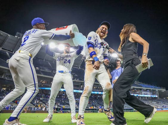SEP 9, 2026: Kansas City Royals shortstop Bobby Witt Jr. (7) gets doused after a win against the Diamondbacks at Kauffman Stadium Kansas City, MO. CSM Kansas City United States - ZUMAc04_ 20260909_zma_c04_126 Copyright: xRomanxPunox