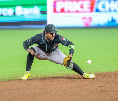 SEP 9, 2026: Arizona Diamondbacks shortstop Geraldo Perdomo (2) fields a ground ball in the 7th inning against the Kansas City Royals at Kauffman Stadium Kansas City, MO. CSM Kansas City United States - ZUMAc04_ 20260909_zma_c04_134 Copyright: xRomanxPunox