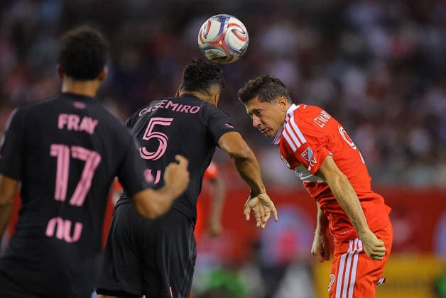 CHICAGO, IL - SEPTEMBER 09: Casemiro 5 of Inter Miami CF and Robert Lewandowski 9 of the Chicago Fire FC in action during the second half of a match on September 9, 2026 at Soldier Field in Chicago, Illinois. (Photo by Melissa Tamez Icon Sportswire) SOCCER: SEP 09 MLS, Fussball Herren, USA Chicago Fire FC vs Inter Miami CF EDITORIAL USE ONLY Icon260909117