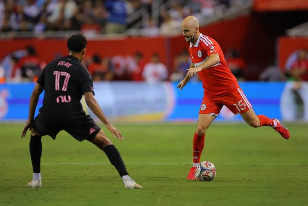 CHICAGO, IL - SEPTEMBER 09: Andrew Gutman 15 of the Chicago Fire FC controls the ball during the second half of a match against Inter Miami CF on September 9, 2026 at Soldier Field in Chicago, Illinois. (Photo by Melissa Tamez Icon Sportswire) SOCCER: SEP 09 MLS, Fussball Herren, USA Chicago Fire FC vs Inter Miami CF EDITORIAL USE ONLY Icon260909124
