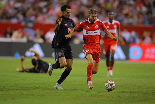 CHICAGO, IL - SEPTEMBER 09: Anton SalŽtros 6 of the Chicago Fire FC controls the ball against Ian Fray 17 of Inter Miami CF during the second half of a match on September 9, 2026 at Soldier Field in Chicago, Illinois. (Photo by Melissa Tamez Icon Sportswire) SOCCER: SEP 09 MLS, Fussball Herren, USA Chicago Fire FC vs Inter Miami CF EDITORIAL USE ONLY Icon260909134