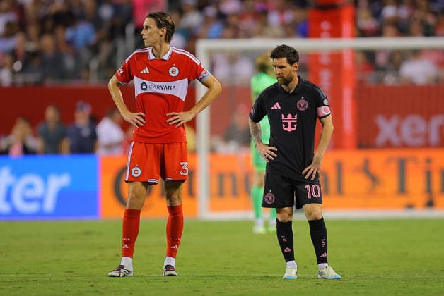 CHICAGO, IL - SEPTEMBER 09: Jack Elliott 3 of the Chicago Fire FC and Lionel Messi 10 of Inter Miami CF look on during the second half of a match on September 9, 2026 at Soldier Field in Chicago, Illinois. (Photo by Melissa Tamez Icon Sportswire) SOCCER: SEP 09 MLS, Fussball Herren, USA Chicago Fire FC vs Inter Miami CF EDITORIAL USE ONLY Icon260909144