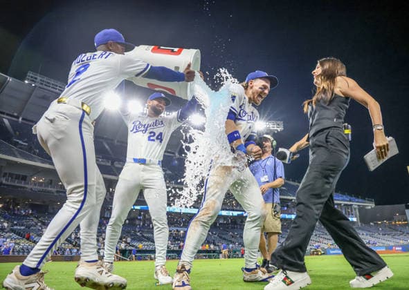SEP 9, 2026: Kansas City Royals shortstop Bobby Witt Jr. (7) gets doused after a win against the Diamondbacks at Kauffman Stadium Kansas City, MO. CSM Kansas City United States - ZUMAc04_ 20260909_zma_c04_158 Copyright: xRomanxPunox