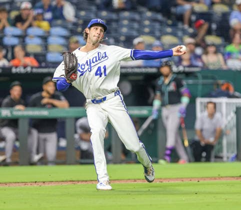 SEP 9, 2026: Kansas City Royals starting pitcher Daniel Lynch IV (41) fields a bunt in the 5th inning against the Diamondbacks at Kauffman Stadium Kansas City, MO. CSM Kansas City United States - ZUMAc04_ 20260909_zma_c04_169 Copyright: xRomanxPunox