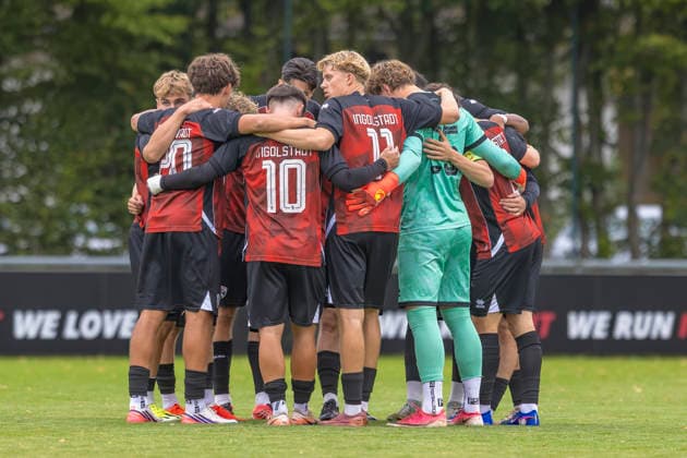 Ingolstadt Gerolfing, Germany, September 9, 2026; Friendly Match 2026–2027: FC Ingolstadt 04 II vs. German National Police Team. Pictured: The Jungschanzer players form a team circle to show solidarity. Hearing aids; Langer Stadium, Bavaria Copyright: xFotostandx xSchäferx