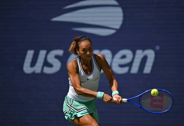(260910) -- NEW YORK, Sept. 10, 2026 -- Zheng Qinwen hits a return during the women s singles quarterfinal between Elena Rybakina of Kazakhstan and Zheng Qinwen of China at the 2026 US Open tennis championships in New York, the United States, Sept. 9, 2026. ) (SP)U.S.-NEW YORK-TENNIS-US OPEN-WOMEN S SINGLES LixRui 