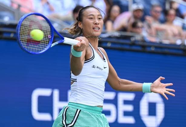 (260910) -- NEW YORK, Sept. 10, 2026 -- Zheng Qinwen hits a return during the women s singles quarterfinal between Elena Rybakina of Kazakhstan and Zheng Qinwen of China at the 2026 US Open tennis championships in New York, the United States, Sept. 9, 2026. ) (SP)U.S.-NEW YORK-TENNIS-US OPEN-WOMEN S SINGLES LixRui 
