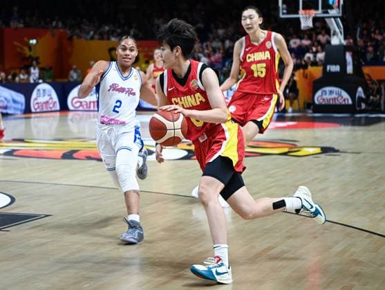 (260910) -- BERLIN, Sept. 10, 2026 -- Yang Shuyu (C) of China breaks through during the qualification to quarter-finals match between China and Puerto Rico at the FIBA Women s Basketball World Cup 2026 in Berlin, Germany, Sept. 9, 2026. ) (SP)GERMANY-BERLIN-BASKETBALL-WOMEN S WORLD CUP-CHN VS PUR ZhangxHaofu 
