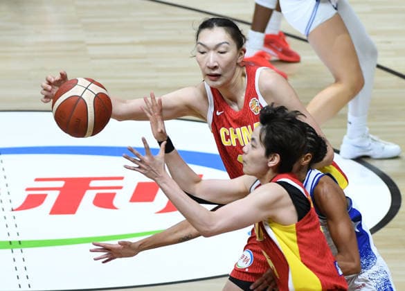 (260910) -- BERLIN, Sept. 10, 2026 -- Han Xu (top) of China passes the ball during the qualification to quarter-finals match between China and Puerto Rico at the FIBA Women s Basketball World Cup 2026 in Berlin, Germany, Sept. 9, 2026. ) (SP)GERMANY-BERLIN-BASKETBALL-WOMEN S WORLD CUP-CHN VS PUR HexCanling 