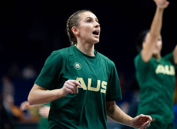 Italy V Australia: Qualification To Quarter-Finals - FIBA Women s Basketball World Cup Germany 2026 Miela Sowah warms up before the quarterfinals match between Italy and Australia at the FIBA Women s Basketball World Cup 2026 in Berlin, Germany, on September 9, 2026. Berlin Germany  Copyright: xMarcinxGolbax originalFilename:golba-italyvau260909_npJ74.jpg