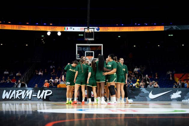 Italy V Australia: Qualification To Quarter-Finals - FIBA Women s Basketball World Cup Germany 2026 Australian players huddle before the FIBA Women s Basketball World Cup 2026 qualification match between Italy and Australia in Berlin, Germany, on September 9, 2026. Berlin Germany  Copyright: xMarcinxGolbax originalFilename:golba-italyvau260909_npt5M.jpg