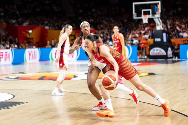 Agnes Torok (Hungary), No. 13, dribbling against Angel Reese (USA), No. 15, GER, USA vs. Hungary, Basketball, 2026 FIBA Women’s World Cup, Quarterfinals, September 10, 2026, USA vs. Hungary, Basketball, 2026 FIBA Women’s World Cup, Quarterfinals, September 10, 2026, Berlin Copyright: xEibner-Pressefoto MaxxVincenx EP_MVN
