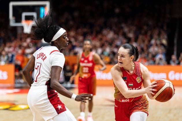 Agnes Studer (Hungary), 09 with the ball, Kahleah Copper (USA), 07, GER, USA vs. Hungary, Basketball, 2026 FIBA Women s World Cup, Quarterfinals, September 10, 2026 GER, USA vs. Hungary, Basketball, 2026 FIBA Women’s World Cup, Quarterfinals, September 10, 2026 Berlin Copyright: xEibner-Pressefoto MaxxVincenx EP_MVN
