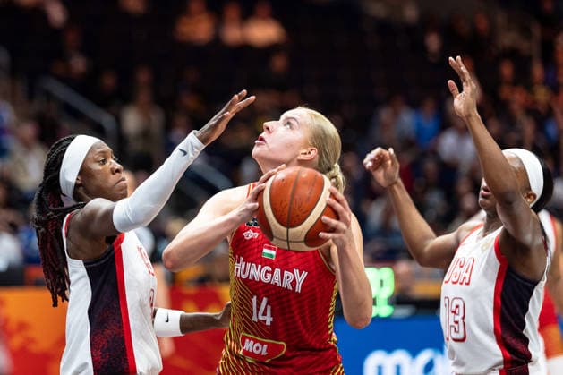 Dorka Juhasz (Hungary), 14 with the ball; Rhyne Howard (USA), 06; Jackie Young (USA), 13; GER; USA vs. Hungary; Basketball; FIBA Women’s World Cup 2026; Quarterfinals, September 10, 2026, GER, USA vs. Hungary, Basketball, 2026 FIBA Women’s World Cup, Quarterfinals, September 10, 2026, Berlin Copyright: xEibner-Pressefoto MaxxVincenx EP_MVN