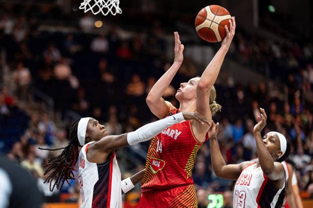 Dorka Juhasz (Hungary), 14 with the ball; Rhyne Howard (USA), 06; Jackie Young (USA), 13; GER; USA vs. Hungary; Basketball; FIBA Women’s World Cup 2026; Quarterfinals, September 10, 2026, GER, USA vs. Hungary, Basketball, 2026 FIBA Women’s World Cup, Quarterfinals, September 10, 2026, Berlin Copyright: xEibner-Pressefoto MaxxVincenx EP_MVN