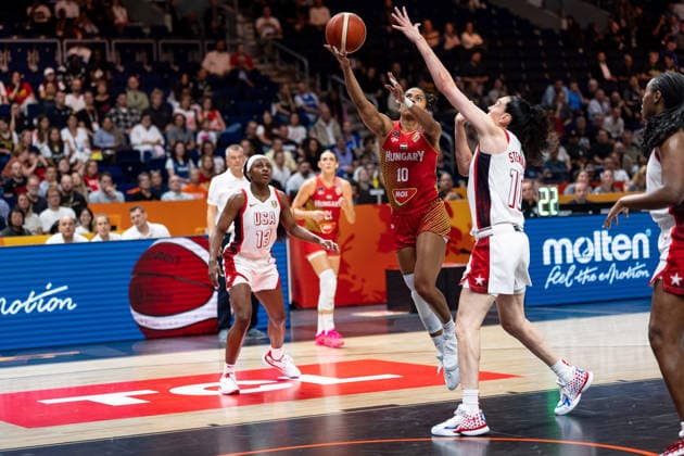 Nina Aho (Hungary), 10, on a layup; Breanna Stewart (USA), 10; GER, USA vs. Hungary, Basketball, 2026 FIBA Women’s World Cup, Quarterfinals, September 10, 2026 GER, USA vs. Hungary, Basketball, 2026 FIBA Women’s World Cup, Quarterfinals, September 10, 2026 Berlin Copyright: xEibner-Pressefoto MaxxVincenx EP_MVN