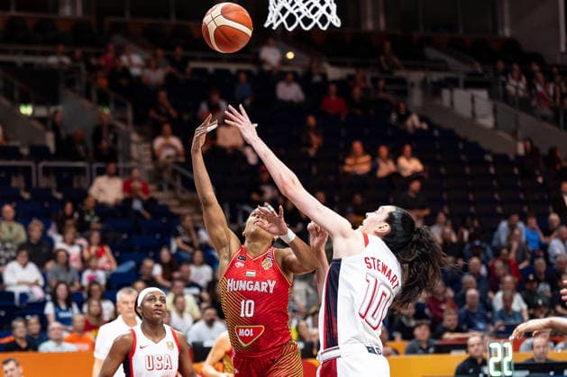 Nina Aho (Hungary), 10, on a layup; Breanna Stewart (USA), 10; GER, USA vs. Hungary, Basketball, 2026 FIBA Women’s World Cup, Quarterfinals, September 10, 2026 GER, USA vs. Hungary, Basketball, 2026 FIBA Women’s World Cup, Quarterfinals, September 10, 2026 Berlin Copyright: xEibner-Pressefoto MaxxVincenx EP_MVN