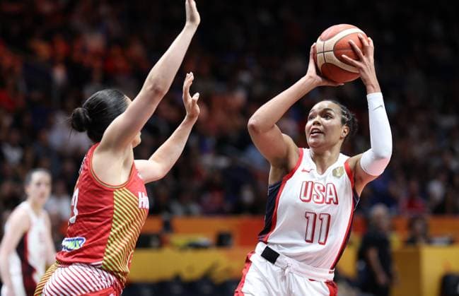 USA™ Napheesa Collier fights for the ball during a basketball game between United States and Hungary, a quarter-final game at the FIBA Women s Basketball World Cup, on Thursday 10 September 2026, in Berlin, Germany. The FIBA Women s Basketball World Cup takes place in Berlin from 4 to 13 September 2026. VIRGINIExLEFOUR  x185831141x