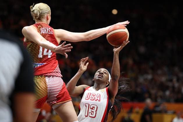 USA™ Jackie Young fights for the ball during a basketball game between United States and Hungary, a quarter-final game at the FIBA Women s Basketball World Cup, on Thursday 10 September 2026, in Berlin, Germany. The FIBA Women s Basketball World Cup takes place in Berlin from 4 to 13 September 2026. VIRGINIExLEFOUR  x185831113x