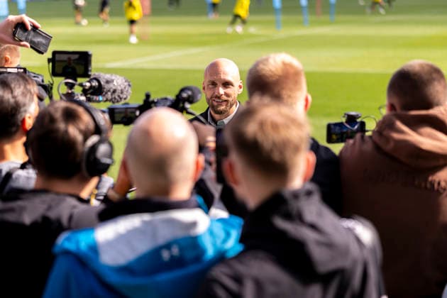 10.09.2026, Fussball, Training von Borussia Dortmund. Bei der Medienrunde ist Sportdirektor Ole Book (Borussia Dortmund) von zahlreichen Journalisten umgeben. Dortmund Trainingsgelände des BVB NRW Deutschland xRHR-FOTO DEx *** September 10, 2026, Soccer, Borussia Dortmund Practice: Sports Director Ole Book of Borussia Dortmund is surrounded by numerous journalists at the press conference. Dortmund, BVB Training Facility, NRW, Germany. xRHR PHOTO DEx Copyright: DennisxEwert RHR-FOTOx RHR-FOTO DE