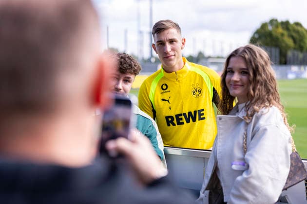 10.09.2026, Fussball, Training von Borussia Dortmund. Nico Schlotterbeck (Borussia Dortmund) gibt den Fans Autogramme und macht Fotos mit ihnen. Dortmund Trainingsgelände des BVB NRW Deutschland xRHR-FOTO DEx *** September 10, 2026, Soccer, Borussia Dortmund training: Nico Schlotterbeck signs autographs for fans and takes photos with them at the BVB training facility in Dortmund, North Rhine-Westphalia, Germany xRHR PHOTO DEx Copyright: DennisxEwert RHR-FOTOx RHR-FOTO DE
