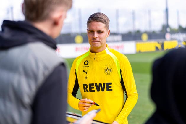 10.09.2026, Fussball, Training von Borussia Dortmund. Joey Veerman (Borussia Dortmund) gibt Autogramme. Dortmund Trainingsgelände des BVB NRW Deutschland xRHR-FOTO DEx *** September 10, 2026, Soccer, Borussia Dortmund Training Joey Veerman Borussia Dortmund Signing Autographs Dortmund BVB Training Facility NRW Germany xRHR PHOTO DEx Copyright: DennisxEwert RHR-FOTOx RHR-FOTO DE