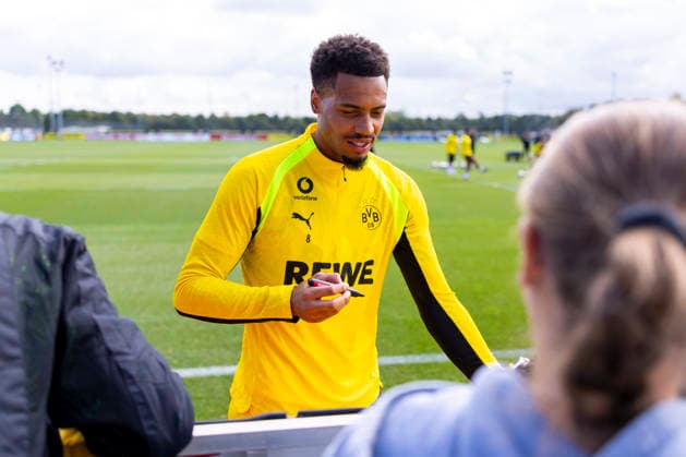 10.09.2026, Fussball, Training von Borussia Dortmund. Felix Nmecha (Borussia Dortmund) gibt Autogramme. Dortmund Trainingsgelände des BVB NRW Deutschland xRHR-FOTO DEx *** September 10, 2026, Soccer, Borussia Dortmund practice Felix Nmecha Borussia Dortmund signing autographs Dortmund BVB training facility NRW Germany xRHR PHOTO DEx Copyright: DennisxEwert RHR-FOTOx RHR-FOTO DE