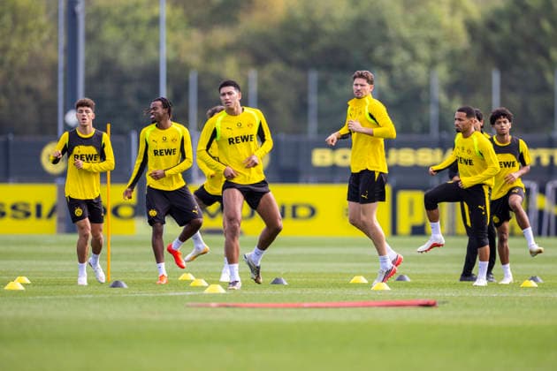 10.09.2026, Fussball, Training von Borussia Dortmund. v. l. Samuele Inacio (Borussia Dortmund), Carney Chukwuemeka (Borussia Dortmund), Jobe Bellingham (Borussia Dortmund), Torwart Gregor Kobel (Borussia Dortmund), Ethan Nwaneri (Borussia Dortmund), Mathis Albert (Borussia Dortmund). Dortmund Trainingsgelände des BVB NRW Deutschland xRHR-FOTO DEx *** September 10, 2026, Soccer, Borussia Dortmund training: Samuele Inacio (Borussia Dortmund), Carney Chukwuemeka (Borussia Dortmund), Jobe Bellingham (Borussia Dortmund), goalkeeper Gregor Kobel (Borussia Dortmund), Ethan Nwaneri (Borussia Dortmund), Mathis Albert (Borussia Dortmund). BVB training facility, North Rhine-Westphalia, Germany. xRHR PHOTO DEx Copyright: DennisxEwert RHR-FOTOx RHR-FOTO DE