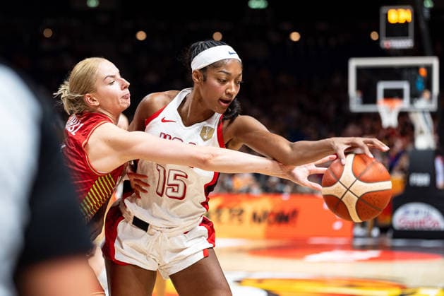 Angel Reese (USA), No. 15, in a one-on-one battle for the ball with Dorka Juhasz (Hungary), No. 14, GER, USA vs. Hungary, Basketball, FIBA Women’s World Cup 2026, Quarterfinals, September 10, 2026, GER, USA vs. Hungary, Basketball, 2026 FIBA Women’s World Cup, Quarterfinals, September 10, 2026, Berlin Copyright: xEibner-Pressefoto MaxxVincenx EP_MVN
