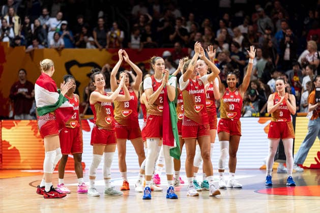 The Hungarian team thanks the fans: Panka Dul (Hungary), 33; Agnes Torok (Hungary), 13; Virag Takacs Kiss (Hungary), 02; Judit Barnai (Hungary), 55; Nina Aho (Hungary), 10, Agnes Studer (Hungary), 09, GER, USA vs. Hungary, Basketball, 2026 FIBA Women’s World Cup, Quarterfinals, September 10, 2026 GER, USA vs. Hungary, Basketball, 2026 FIBA Women’s World Cup, Quarterfinals, September 10, 2026 Berlin Copyright: xEibner-Pressefoto MaxxVincenx EP_MVN