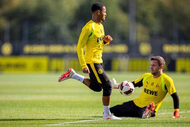 10.09.2026, Fussball, Training von Borussia Dortmund. v. l. Ethan Nwaneri (Borussia Dortmund), Torwart Patrick Drewes (Borussia Dortmund). Dortmund Trainingsgelände des BVB NRW Deutschland xRHR-FOTO DEx *** September 10, 2026, Soccer, Borussia Dortmund practice; from left: Ethan Nwaneri (Borussia Dortmund), goalkeeper Patrick Drewes (Borussia Dortmund); BVB training facility, NRW, Germany; xRHR PHOTO DEx Copyright: DennisxEwert RHR-FOTOx RHR-FOTO DE