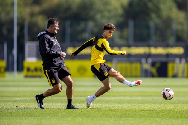 10.09.2026, Fussball, Training von Borussia Dortmund. v. l. Co-Trainer Filip Tapalovic (Borussia Dortmund), Samuele Inacio (Borussia Dortmund). Dortmund Trainingsgelände des BVB NRW Deutschland xRHR-FOTO DEx *** September 10, 2026, Soccer, Borussia Dortmund practice, featuring assistant coach Filip Tapalovic, Borussia Dortmund, and Samuele Inacio, Borussia Dortmund, at the BVB training facility in NRW, Germany, xRHR PHOTO DEx Copyright: DennisxEwert RHR-FOTOx RHR-FOTO DE