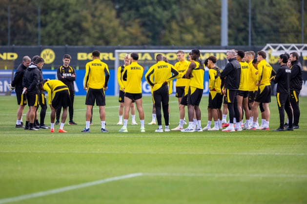 10.09.2026, Fussball, Training von Borussia Dortmund. Die Spieler des BVB stehen vor dem Training zusammen. Dortmund Trainingsgelände des BVB NRW Deutschland xRHR-FOTO DEx *** September 10, 2026, Soccer, Borussia Dortmund Practice: BVB players gather before practice at the BVB training facility in Dortmund, North Rhine-Westphalia, Germany xRHR PHOTO DEx Copyright: DennisxEwert RHR-FOTOx RHR-FOTO DE