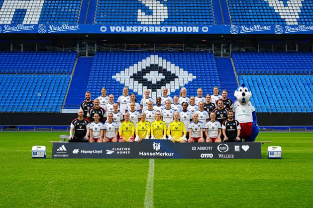 Obere Reihe v. l. n. r.: Leni Eggert (Hamburger SV, 29), Nikola Karczewaska (Hamburger SV, 20), Bakery Jatta (Hamburger SV, 18), Victoria Schulz (Hamburger SV, 19), Jaqueline Dönges (Hamburger SV, 21), Sylwia Matysik (Hamburger SV, 14), Lotta Wrede (Hamburger SV, 32) 2. Reihe von Oben v. l. n. r.: Phil Nabaoui (Hamburger SV, Co-Trainer), Annaleen Böhler (Hamburger SV, 06), Nigar Mirzaliyeva (Hamburger SV, 04), Celainy Obispo (Hamburger SV, 05), Carla Morich (Hamburger SV, 10), Viktoria Schwalm (Hamburger SV, 23), Jana Bohnert (Hamburger SV, Teammanagerin), Philipp Meister (Hamburger SV, Torwarttrainer), Dino Hermann 3. Reihe von Oben v. l. n. r.: Rodolfo Esteban Cardoso (Hamburger SV, Trainer), Jonna Wrede (Hamburger SV, 26), Sophie Hillebrand (Hamburger SV, 22), Svea Stoldt (Hamburger SV, 08), Andrea Svibkova (Hamburger SV, 17), Magou DoucourÃ (Hamburger SV, 02), Camilla Linberg (Hamburger SV, 07), Eren Sen (Hamburger SV, Co-Trainer) Untere Reihe v. l. n. r.: -lshsv-, Leila Peneau (Hamburger SV, 15), Pauline Machtens (Hamburger SV, 28), Laura Sieger (Hamburger SV, 01), Jule Baum (Hamburger SV, 36), Kinga Szemik (Hamburger SV, 12), Larissa Haidner (Hamburger SV, 33), Paulina Bartz (Hamburger SV, 37), Melanie Brunnthaler (Hamburger SV, 11), Justus Simon (Hamburger SV, Physiotherapeut) GER, Hamburger SV, Fussball, Frauen, Mannschaftsfoto, 09.09.2026 GER, Hamburger SV, Fussball, Frauen, Mannschaftsfoto, 09.09.2026 Hamburg *** Top row, from left to right: Leni Eggert, Hamburger SV, 29; Nikola Karczewaska, Hamburger SV, 20; Bakery Jatta, Hamburger SV, 18; Victoria Schulz, Hamburger SV, 19; Jaqueline Dönges, Hamburger SV, 21; Sylwia Matysik, Hamburger SV, 14; Lotta Wrede, Hamburger SV, 32. Second row from the top, from left to right: Phil Nabaoui, Hamburger SV, assistant coach; Annaleen Böhler, Hamburger SV, 06; Nigar Mirzaliyeva, Hamburger SV, 04, Celainy Obispo, Hamburger SV, 05, Carla Morich, Hamburger SV, 10, Viktoria Schwalm, Hamburger SV, 23, Jana Bohnert, Hamburger SV, team manager; Philipp Meister, Hamburger SV, goalkeeper coach; Dino Hermann. 3rd row from the top, from left to right: Rodolfo Esteban Cardoso, Hamburger SV, head coach; Jonna Wrede, Hamburger SV, 26; Sophie Hillebrand, Hamburger SV, 22; Svea Stoldt, Hamburger SV, 08, Andrea Svibkova, Hamburger SV, 17, Magou Doucouré, Hamburger SV, 02, Camilla Linberg, Hamburger SV, 07, Eren Sen, Hamburger SV, assistant coach; bottom row, from left to right: lshsv, Leila Peneau, Hamburger SV, 15, Pauline Machtens, Hamburger SV, 28, Laura Sieger, Hamburger SV, 01, Jule Baum, Hamburger SV, 36; Kinga Szemik, Hamburger SV, 12; Larissa Haidner, Hamburger SV, 33; Paulina Bartz, Hamburger SV, 37; Melanie Brunnthaler, Hamburger SV, 11; Justus Simon, Hamburger SV, physical therapist, GER, Hamburger SV, soccer, women, team photo, September 9, 2026, GER, Hamburger SV, soccer, women, team photo, September 9, 2026, Hamburg Copyright: xEibner-Pressefoto MarcelxvonxFehx EP_MFN