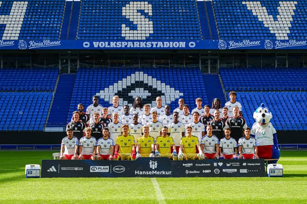 Oberere Reihe v. l. n. r.: Shafiq Nandja (Hamburger SV, 43), Sebastian Bornauw (Hamburger SV, 33), Jordan Torunarigha (Hamburgr SV, 23), Yussuf Poulsen (Hamburger SV, 15), Warmed Omari (Hamburger SV, 17), Otto Stange (Hamburger SV, 19), Terem Moffi (Hamburger SV, 09), Jason Bissi-Mouelle (Hamburger SV, 38) 2. Reihe von Oben v. l. n. r.: Richard Krohn (Hamburger SV, Co-Trainer), Max Bergmann (Hamburger SV, Co-Trainer), Bakery Jatta (Hamburger SV, 18), Nicolai Remberg (Hamburger SV, 21), Kofi Amoako (Hamburger SV, 22), Bilal Nadir (Hamburger SV, 04), Sebastian Capel (Hamburger SV, Rehatrainer), Basil More-Chevalier (Hamburger SV, Performance Manager) 3. Reihe von Oben v. l. n. r.: Merlin Polzin (Hamburger SV, Trainer), Loic FavÃ (Hamburger SV, Co-Trainer), Albert Gronbaek (Hamburger SV, 11), Patson Daka (Hamburger SV, 27), David Moller Wolfe (Hamburger SV, 03), Albert Sambi Lokonga (Hamburger SV, 06), Alexander Rossing-Lelesiit (Hamburger SV, 38), Sven Höh (Hamburger SV, Torwart-Trainer), Jan Hasenkamp (Hamburger SV, Athletiktrainer), Dino Hermann Untere Reihe v. l. n. r.: Martin Adeline (Hamburger SV, 05), Louis Lemke (Hamburger SV, 37), Zakaria El Ouahdi (Hamburger SV, 07), Fernando Dickes (Hamburger SV, 41), Sander Tangvik (Hamburger SV, 12), Daniel Heuer Fernandes (Hamburger SV, 01), Elias Lahti (Hamburger SV, 40), Miro Muheim (Hamburger SV, 28), Fabio Vieira (Hamburger SV, 20), Nicolas Capaldo (Hamburger SV, 24) GER, Hamburger SV, Fussball, Mannschaftsfoto, 09.09.2026 GER, Hamburger SV, Fussball, Mannschaftsfoto, 09.09.2026 Hamburg *** Top row, from left to right: Shafiq Nandja, Hamburger SV, 43; Sebastian Bornauw, Hamburger SV, 33; Jordan Torunarigha, Hamburger SV, 23; Yussuf Poulsen, Hamburger SV, 15; Warmed Omari, Hamburger SV, 17; Otto Stange, Hamburger SV, 19; Terem Moffi, Hamburger SV, 09; Jason Bissi Mouelle, Hamburger SV, 38. Second row from the top, from left to right: Richard Krohn, Hamburger SV, assistant coach; Max Bergmann, Hamburger SV, assistant coach; Bakery Jatta, Hamburger SV, 18; Nicolai Remberg, Hamburger SV, 21, Kofi Amoako, Hamburger SV, 22, Bilal Nadir, Hamburger SV, 04, Sebastian Capel, Hamburger SV, rehabilitation coach; Basil More Chevalier, Hamburger SV, performance manager. 3rd row from the top, from left to right: Merlin Polzin, Hamburger SV, head coach; Loic Favà, Hamburger SV, assistant coach; Albert Gronbaek, Hamburger SV, 11; Patson Daka, Hamburger SV, 27; David Moller Wolfe, Hamburger SV, 03, Albert Sambi Lokonga, Hamburger SV, 06, Alexander Rossing Lelesiit, Hamburger SV, 38, Sven Höh, Hamburger SV, goalkeeper coach; Jan Hasenkamp, Hamburger SV, athletic trainer; Dino Hermann. Bottom row, from left to right: Martin Adeline, Hamburger SV, 05; Louis Lemke, Hamburger SV, 37; Zakaria El Ouahdi, Hamburger SV, 07, Fernando Dickes, Hamburger SV, 41, Sander Tangvik, Hamburger SV, 12, Daniel Heuer Fernandes, Hamburger SV, 01, Elias Lahti, Hamburger SV, 40, Miro Muheim, Hamburger SV, 28, Fabio Vieira, Hamburger SV, 20, Nicolas Capaldo, Hamburger SV, 24 GER, Hamburger SV, soccer, team photo, 09 09 2026 GER, Hamburger SV, soccer, team photo, 09 09 2026 Hamburg Copyright: xEibner-Pressefoto MarcelxvonxFehx EP_MFN