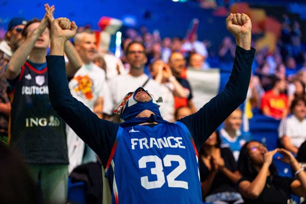 French fan cheering in a jersey and wrestling mask, GER, China vs. France, basketball, 2026 FIBA Women’s World Cup, Quarterfinals, September 10, 2026, GER, China vs. France, Basketball, FIBA Women’s World Cup 2026, Quarterfinals, September 10, 2026, Berlin Copyright: xEibner-Pressefoto MaxxVincenx EP_MVN