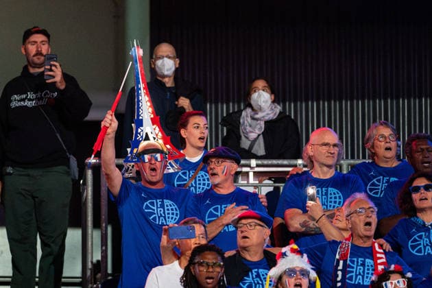 French fan cheering with a flag and an Eiffel Tower hat, GER, China vs. France, basketball, 2026 FIBA Women s World Cup, Quarterfinals, September 10, 2026 GER, China vs. France, Basketball, FIBA Women’s World Cup 2026, Quarterfinals, September 10, 2026 Berlin Copyright: xEibner-Pressefoto MaxxVincenx EP_MVN