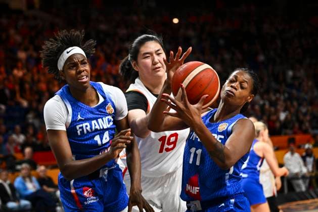 China v France - FIBA Women s Basketball World Cup 2026 Quarter-Final BERLIN, GERMANY - SEPTEMBER 10 : Williams Gabby forward of France, Zhang Ziyu center of China, Ayayi Valeriane small forward of France during the FIBA Women s Basketball World Cup quarter final match between China and France in Berlin on September 10, 2026 in Berlin, Germany, 10 09 2026 Berlin Germany  Copyright: xVincentxKalutx
