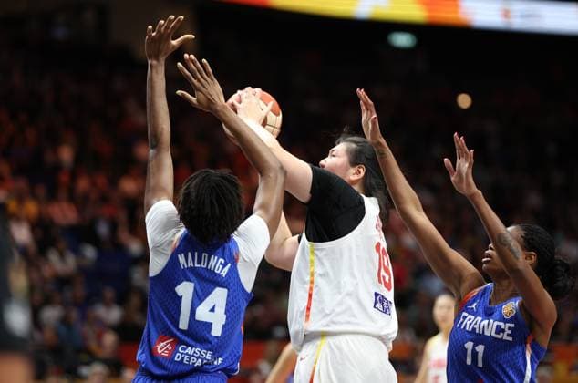 French™ Dominique Malonga and China s Zhang Ziyu fight for the ball during a basketball game between France and China, a quarter-final game at the FIBA Women s Basketball World Cup, on Thursday 10 September 2026, in Berlin, Germany. The FIBA Women s Basketball World Cup takes place in Berlin from 4 to 13 September 2026. VIRGINIExLEFOUR  x185848959x