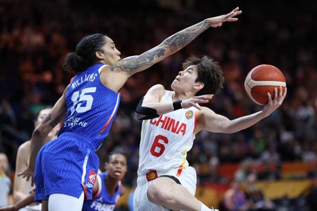 French™ Gabby Williams and China s Yang Shuyu fight for the ball during a basketball game between France and China, a quarter-final game at the FIBA Women s Basketball World Cup, on Thursday 10 September 2026, in Berlin, Germany. The FIBA Women s Basketball World Cup takes place in Berlin from 4 to 13 September 2026. VIRGINIExLEFOUR  x185848969x