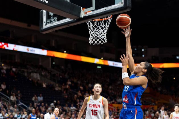 Janelle Salaun of France, No. 13, making a layup; Xu Han of China, No. 15; GER, China vs. France, Basketball, FIBA Women s World Cup 2026, Quarterfinals, September 10, 2026, GER, China vs. France, Basketball, 2026 FIBA Women’s World Cup, Quarterfinals, September 10, 2026, Berlin Copyright: xEibner-Pressefoto MaxxVincenx EP_MVN