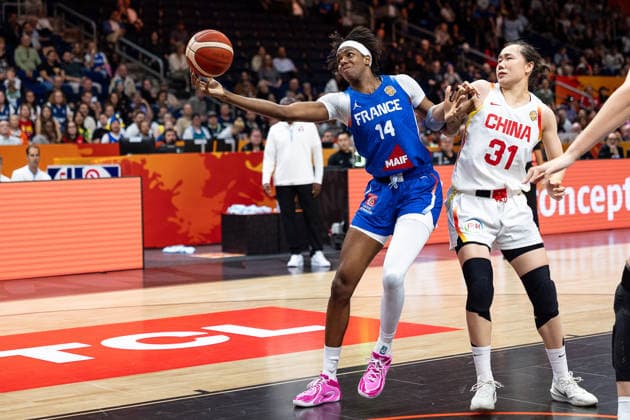 Dominique Malonga (France, 14) in a one-on-one matchup with Saiqi Jia (China, 31), GER, China vs. France, Basketball, FIBA Women s World Cup 2026, Quarterfinals, September 10, 2026 GER, China vs. France, Basketball, 2026 FIBA Women’s World Cup, Quarterfinals, September 10, 2026 Berlin Copyright: xEibner-Pressefoto MaxxVincenx EP_MVN