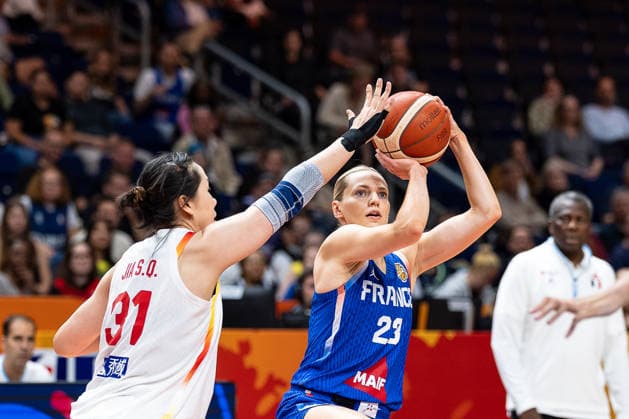 Marine Johannes of France, 23, taking a shot; Saiqi Jia of China, 31; GER, China vs. France, Basketball, 2026 FIBA Women’s World Cup, Quarterfinals, September 10, 2026 GER, China vs. France, Basketball, 2026 FIBA Women’s World Cup, Quarterfinals, September 10, 2026 Berlin Copyright: xEibner-Pressefoto MaxxVincenx EP_MVN