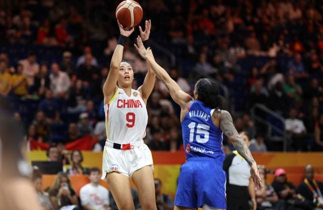 China s Tang Ziting and French™ Gabby Williams fight for the ball during a basketball game between France and China, a quarter-final game at the FIBA Women s Basketball World Cup, on Thursday 10 September 2026, in Berlin, Germany. The FIBA Women s Basketball World Cup takes place in Berlin from 4 to 13 September 2026. VIRGINIExLEFOUR  x185849552x