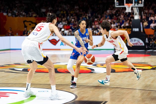 Gabby Williams, France, 15, Pass, Xu Han, China, 15, Shuyu Yang, China, 06, GER, China vs. France, Basketball, 2026 FIBA Women s World Cup, Quarterfinals, September 10, 2026 GER, China vs. France, Basketball, FIBA Women’s World Cup 2026, Quarterfinals, September 10, 2026 Berlin Copyright: xEibner-Pressefoto MaxxVincenx EP_MVN