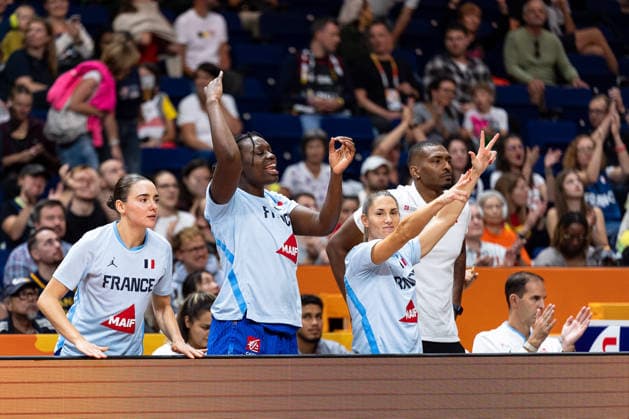 French bench celebrates; Pauline Astier (France), 98; Aminata Gueye (France), 31; Romane Bernies (France), 47; GER, China vs. France, Basketball, FIBA Women’s World Cup 2026, Quarterfinals, September 10, 2026 GER, China vs. France, Basketball, 2026 FIBA Women’s World Cup, Quarterfinals, September 10, 2026 Berlin Copyright: xEibner-Pressefoto MaxxVincenx EP_MVN
