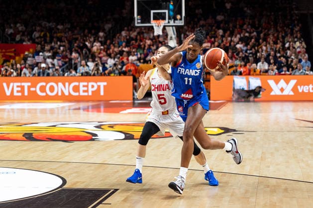 Valeriane Ayayi of France, No. 11, dribbling past Siyu Wang of China, No. 05, GER, China vs. France, Basketball, 2026 FIBA Women’s World Cup, Quarterfinals, September 10, 2026, GER, China vs. France, Basketball, FIBA Women’s World Cup 2026, Quarterfinals, September 10, 2026, Berlin Copyright: xEibner-Pressefoto MaxxVincenx EP_MVN